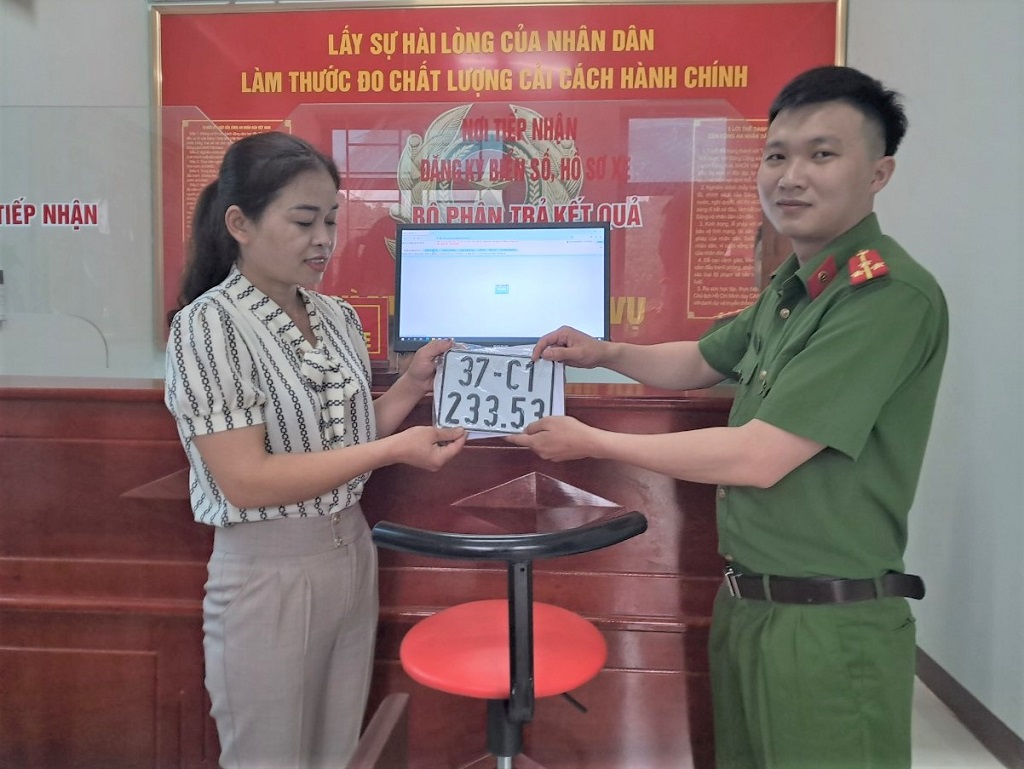 Chỉ một thời gian ngắn, người dân đã hoàn tất các thủ tục và nhận biển số ngay tại trụ sở Công an xã
