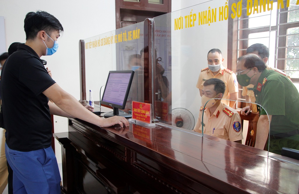 Người dân bấm biển số xe 