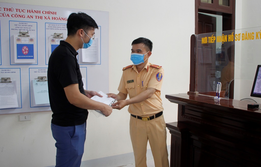 Anh Quách Hoàng Thảo (trú tại phường Mai Hùng, thị xã Hoàng Mai) vui mừng nhận biển số xe ô tô sau khoảng 05 phút thực hiện các thủ tục. Anh cho biết: Nhờ chủ trương triển khai đăng ký xe ở cơ sở nên anh tiết kiệm được thời gian cũng như kinh phí đi lại. Thời gian thực hiện đăng ký và cấp biển số rất nhanh chóng, thuận tiện cho người dân
