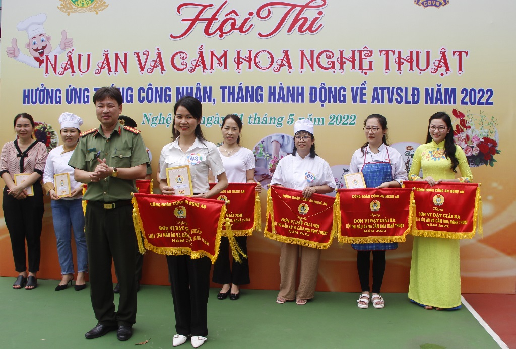 Đại diện Ban tổ chức trao giải Nhất cho Đội thi số 03 (Công đoàn Phòng Cảnh sát Phòng cháy chữa cháy và cứu nạn, cứu hộ)