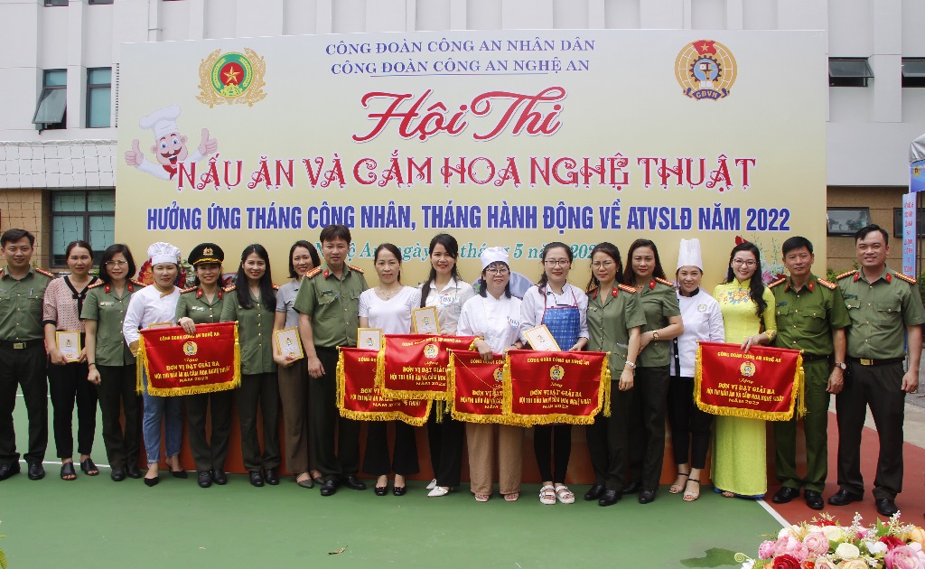 Ban tổ chức chụp ảnh lưu niệm với các đội thi