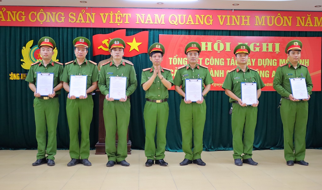 Trao thưởng các tập thể có thành tích xuất sắc trong  công tác xây dựng mô hình CCHC Công an cấp xã