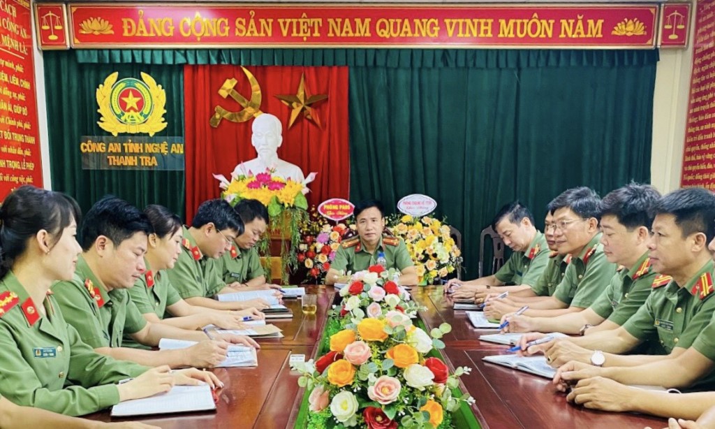Lãnh đạo, cán bộ Phòng Thanh tra Công an tỉnh Nghệ An triển khai công việc thường nhật