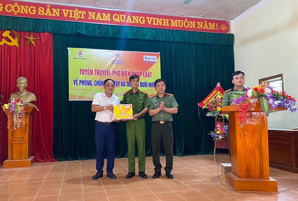 Công đoàn Công an tỉnh và Công ty TNHH giáo dục Sekai trao tặng 500 móc khoá đảm bảo an ninh trật tự cho Công an xã Hạnh Lâm