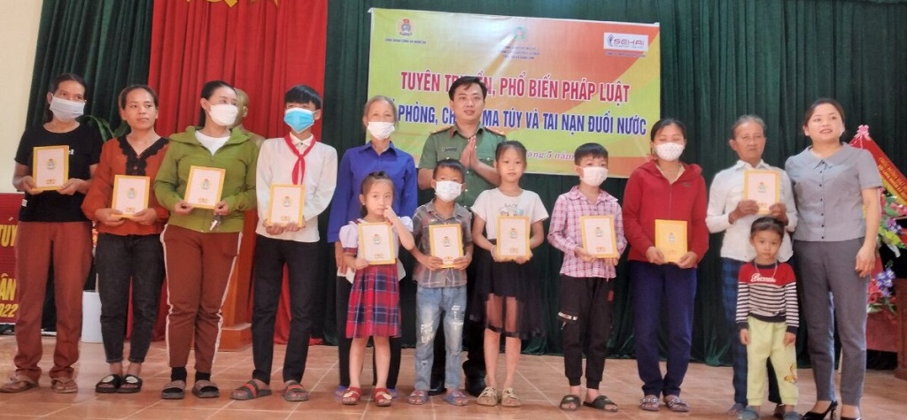 Công đoàn Công an tỉnh và lãnh đạo chính quyền xã Hạnh Lâm trao quà cho người dân, học sinh có hoàn cảnh khó khăn