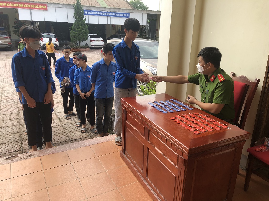 Trao móc khoá đảm bảo an ninh trật tự cho học sinh