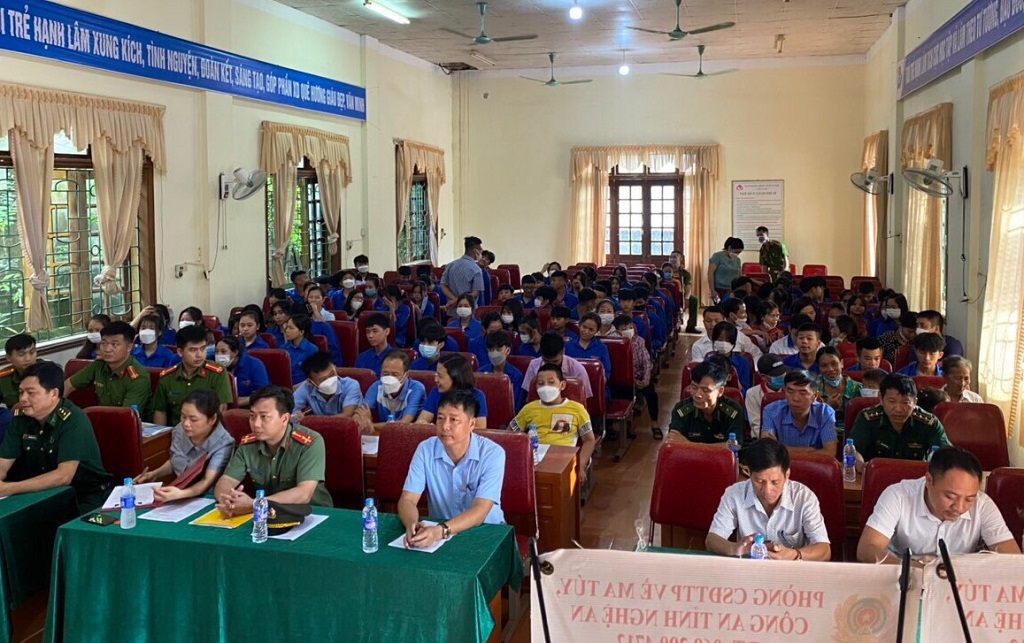 Các đại biểu, người dân và học sinh tham gia buổi tuyên truyền