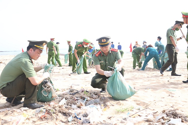 Đông đảo đoàn viên, người lao động Công đoàn Công an tỉnh nhiệt tình tham gia vào hoạt động ý nghĩa