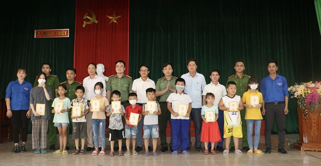 Công đoàn Công an tỉnh chủ trì, phối hợp với UBND xã Nghi Thiết trao 25 suất quà tặng các em thiếu nhi có hoàn cảnh khó khăn