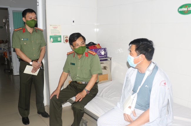 Đồng chí Đại tá Hồ Văn Tứ - Phó Giám đốc Công an tỉnh thăm hỏi, động viên đồng chí Nguyễn Sỹ Hải