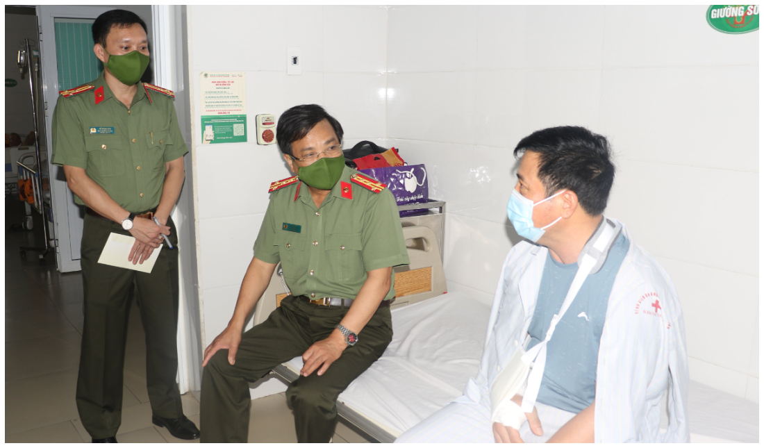 Lãnh đạo Công an tỉnh thăm hỏi cán bộ, chiến sĩ bị thương trong lúc làm nhiệm vụ