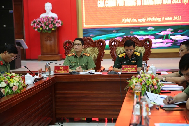 Đồng chí Đại tá Nguyễn Hồng Nguyên, Phó Chánh Văn phòng Bộ Công an và đồng chí Đại tá Phạm Xuân Diệu, Phó Cục trưởng Cục tác chiến Bộ Tổng Tham mưu Bộ Quốc Phòng đồng chủ trì buổi kiểm tra