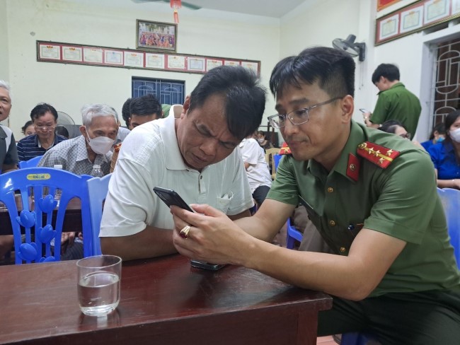 Đoàn viên thanh niên Công an tỉnh hướng dẫn cho bà con cách truy cập, đăng ký vào dịch vụ công trực tuyến