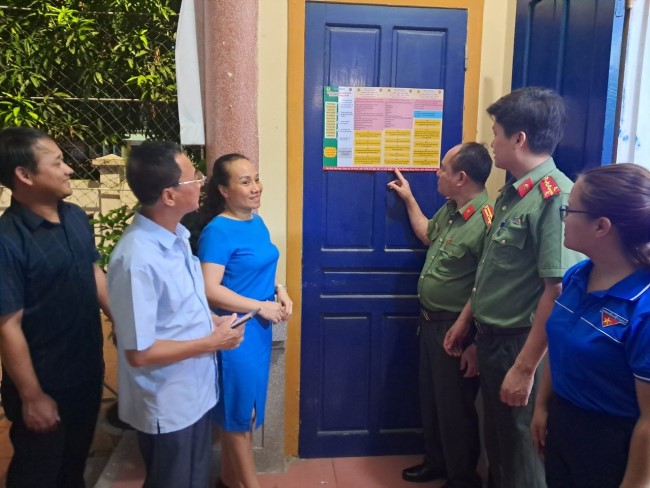 Các bước hướng dẫn đăng ký được niêm yết tại nhà văn hóa khối để bà con Nhân dân thuận lợi đăng ký