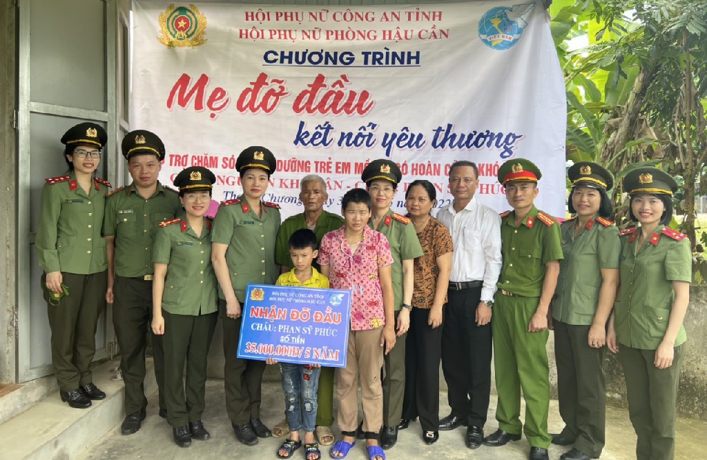 Hội Phụ nữ Phòng Hậu cần nhận đỡ đầu 02 cháu Nguyễn Khả Hân và Phan Sỹ Phúc với sự chứng kiến của cấp uỷ chính quyền, Hội Phụ nữ xã, lực lượng Công an xã và Đảng uỷ, lãnh đạo đơn vị