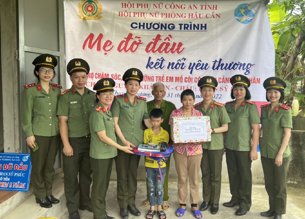 Tặng quà 1/6 cho 02 cháu Hân và Phúc