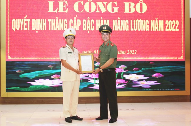Đồng chí Thiếu tướng Phạm Thế Tùng, Giám đốc Công an tỉnh thừa ủy quyền của Lãnh đạo Bộ Công an trao quyết định nâng bậc lương của Bộ trưởng cho đồng chí Đại tá Nguyễn Đức Hải, Phó Giám đốc Công an tỉnh