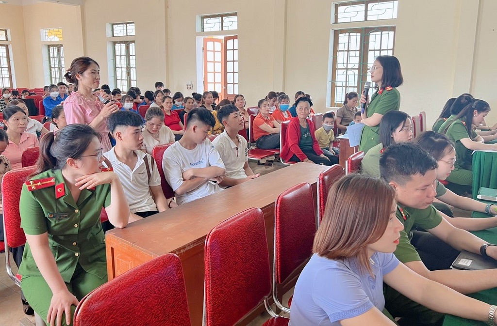 Buổi tuyên truyền giúp người dân và học sinh trang bị những kiến thức, kỹ năng tự phòng ngừa trước hiểm họa ma túy và tội phạm xâm hại phụ nữ, trẻ em