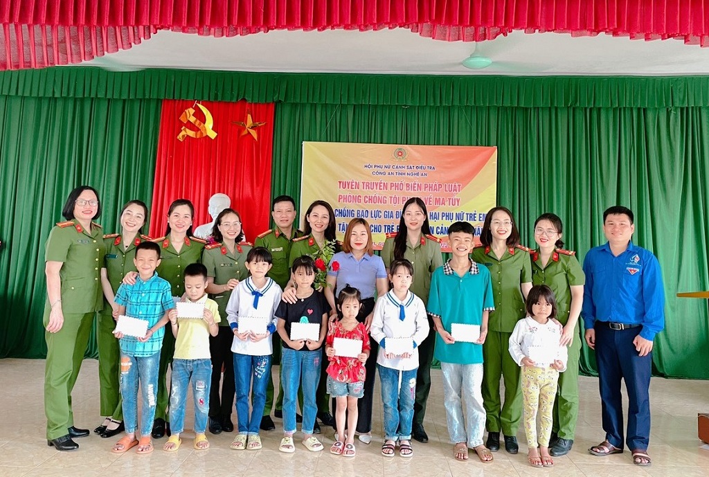 Hội Phụ nữ cơ quan Cảnh sát điều tra Công an tỉnh trao quà cho học sinh có hoàn cảnh đặc biệt khó khăn tại xã Ngọc Lâm, huyện Thanh Chương
