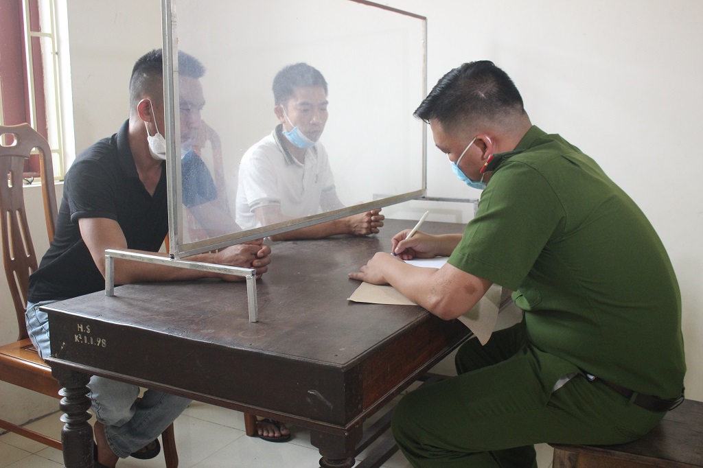 Công an huyện Yên Thành làm việc với 02 đối tượng Lê Đình Lợi và Vũ Văn Vinh