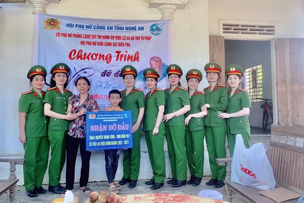 Cháu Công đã có những “mẹ đỡ đầu” đặc biệt - những nữ cán bộ, chiến sĩ Cơ quan Cảnh sát điều tra và Phòng Cảnh sát thi hành án và hỗ trợ tư pháp