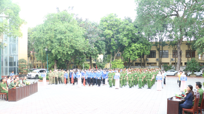 Nhiều lực lượng tham gia lễ mít tinh và diễu hành hưởng ứng Tháng hành động phòng, chống ma túy