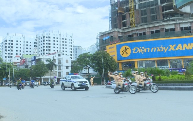 Đoàn diễu hành di chuyển qua nhiều tuyến phố
