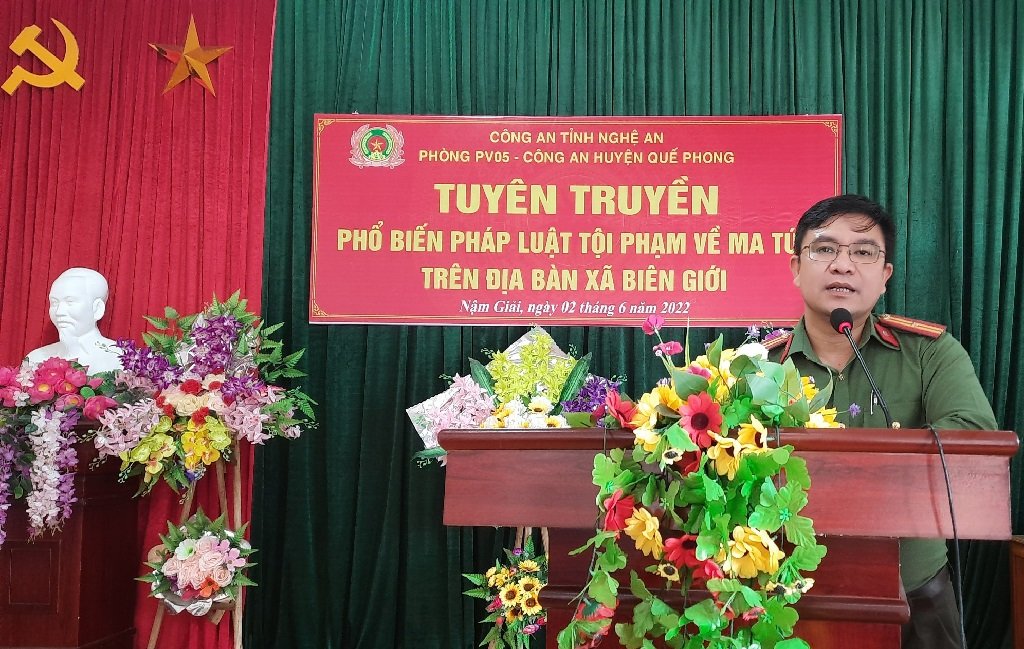 Cán bộ Phòng Xây dựng phong trào toàn dân bảo vệ an ninh Tổ quốc tuyên truyền pháp luật phòng, chống ma tuý cho người dân