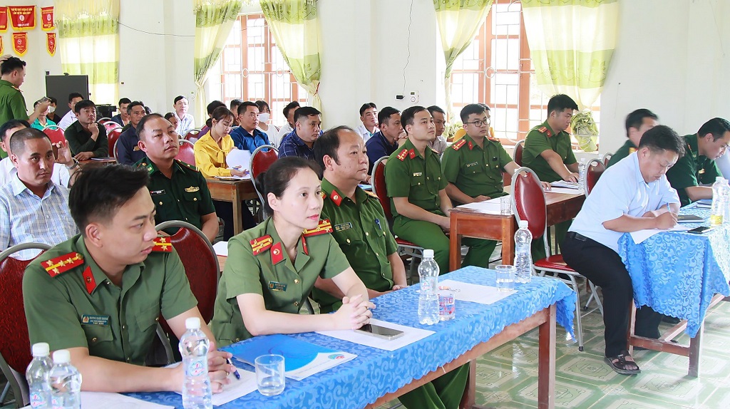 Đông đảo các đại biểu và Nhân dân trên địa bàn tham gia buổi tuyên truyền