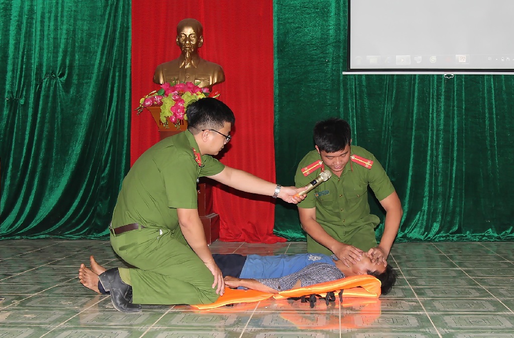 Với hình thức tuyên truyền trực quan, sinh động Nhân dân được hướng dẫn cụ thể về các biện pháp phòng tránh và xử lý khi gặp tai nạn đuối nước