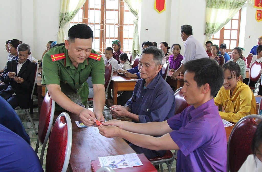 Những móc khóa an ninh trật tự được trao tận tay cho người dân 