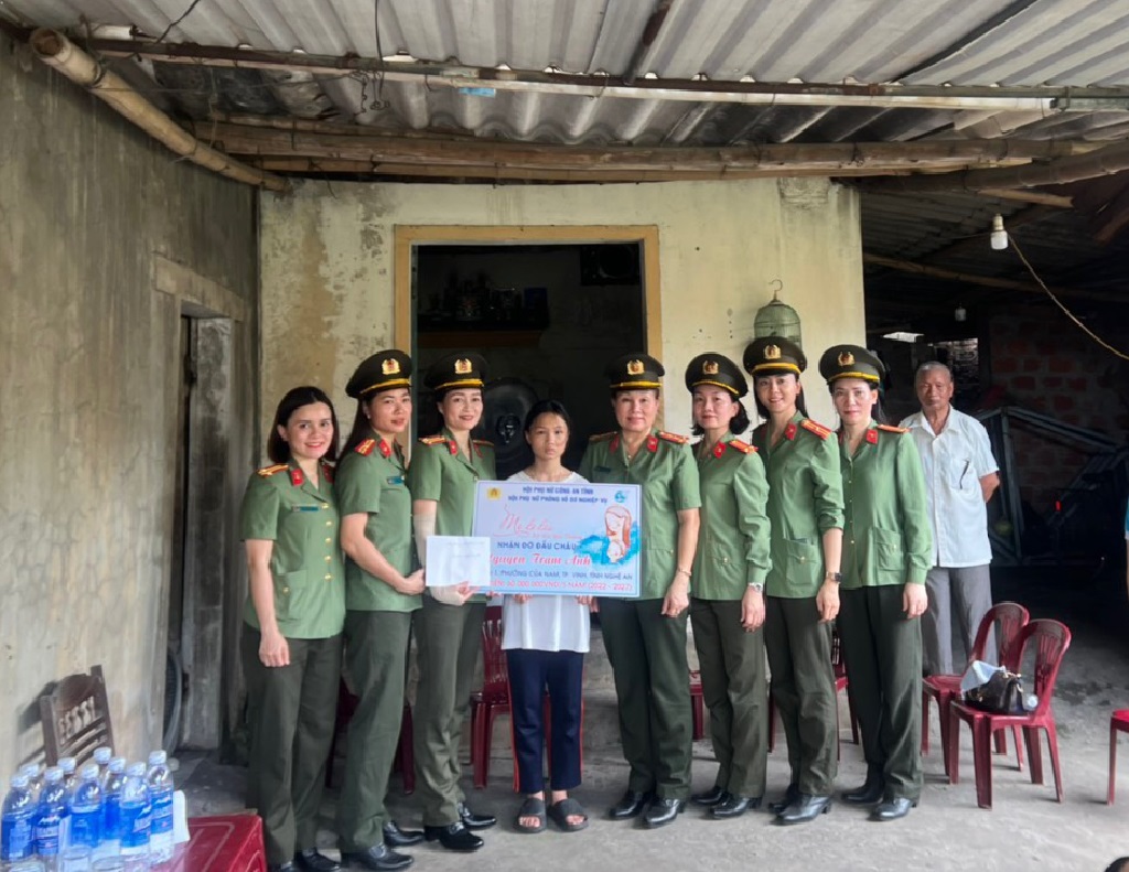 Những cán bộ, hội viên phụ nữ Phòng Hồ sơ nghiệp vụ Công an tỉnh - những người “mẹ đỡ đầu” sẽ góp phần chắp cánh ước mơ cho cháu Trâm Anh về một tương lai tươi sáng hơn