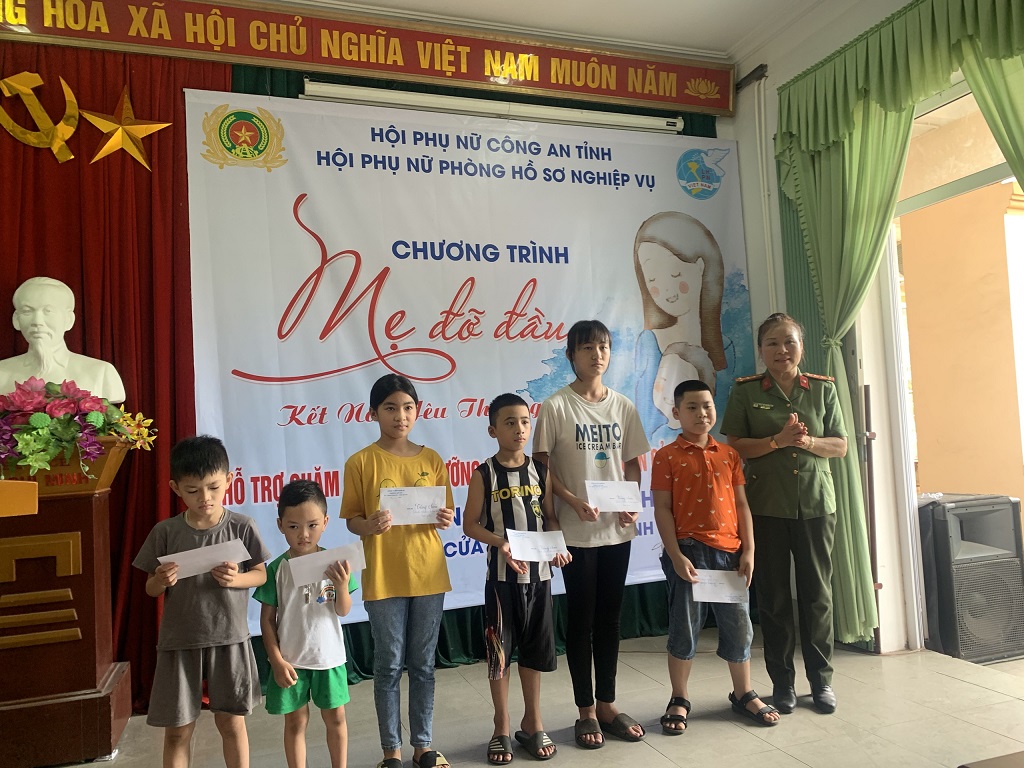 Tặng quà động viên các cháu có hoàn cảnh khó khăn trên địa bàn phường Cửa Nam