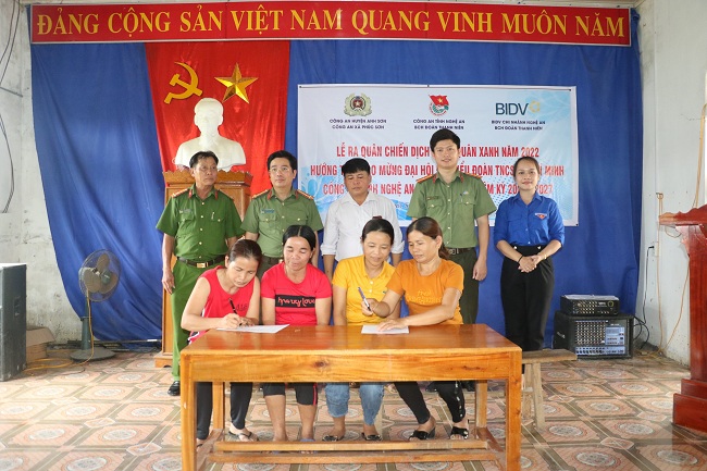 Vận động bà con Nhân dân ký cam kết không vi phạm pháp luật về phòng, chống ma túy