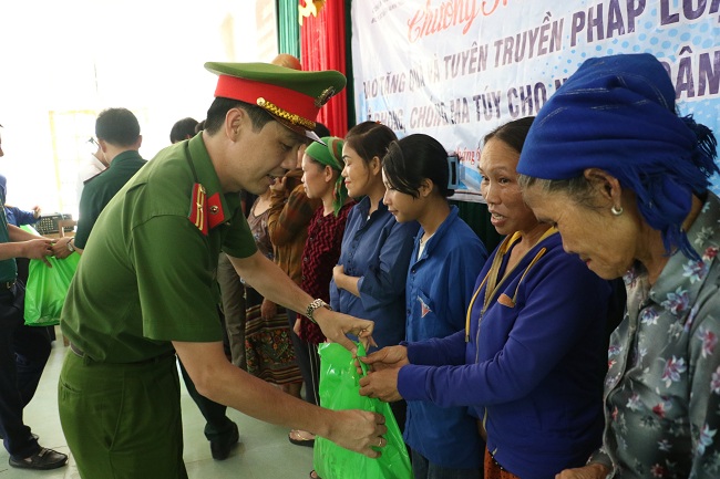 Thăm hỏi và trao tặng quà an sinh cho bà con có hoàn cảnh khó khăn