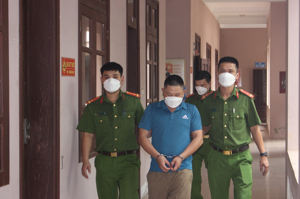 Cơ quan Công an dẫn giải đối tượng Đinh Hồng Anh 