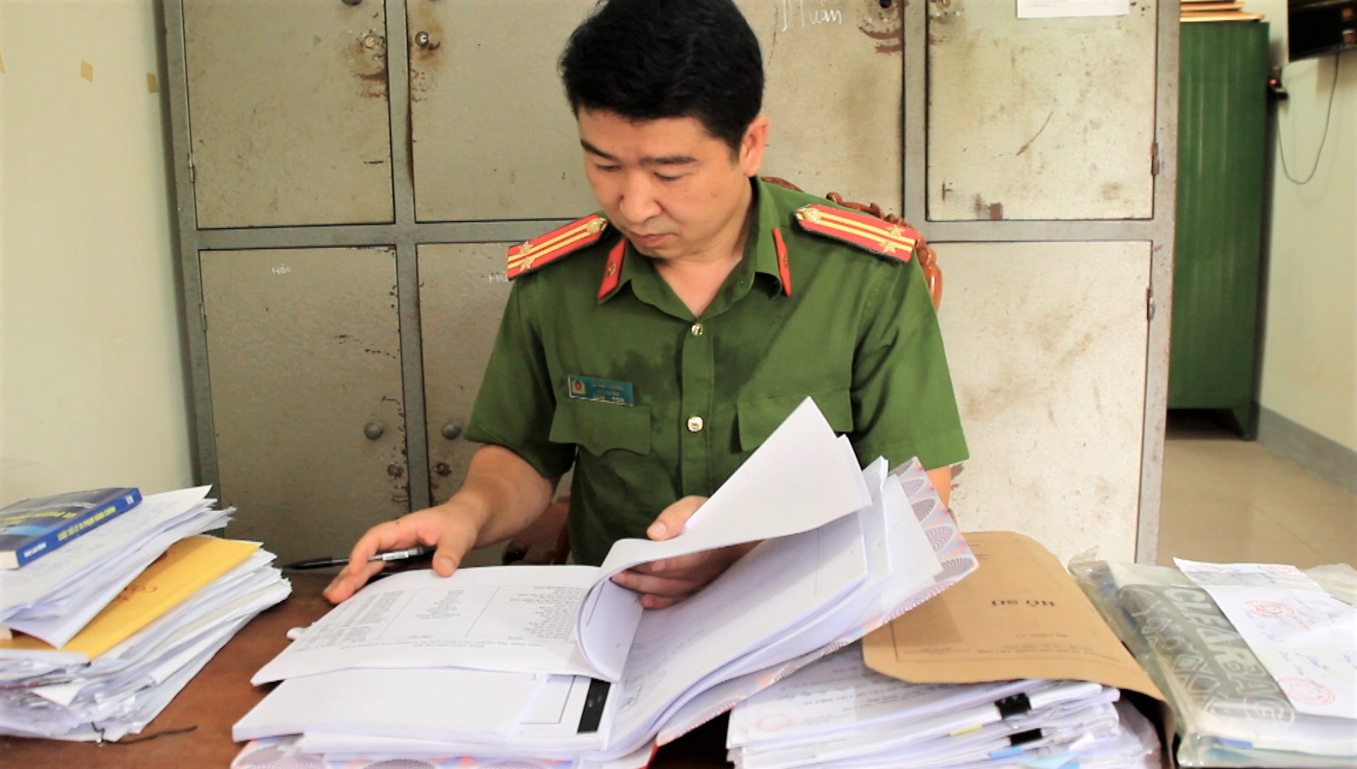 Cán bộ Công an huyện Quỳ Hợp hoàn thiện hồ sơ vụ án