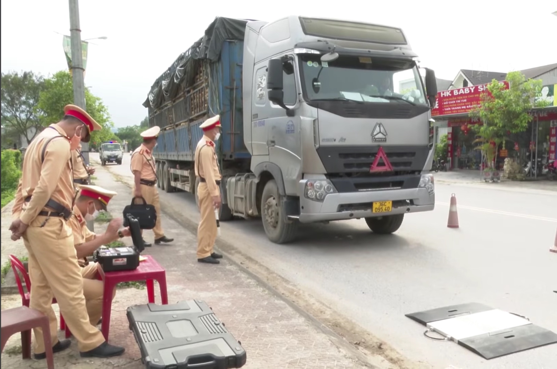 Đội Cảnh sát giao thông - trật tự Công an huyện Quỳ Hợp kiểm tra trọng tải các phương tiện