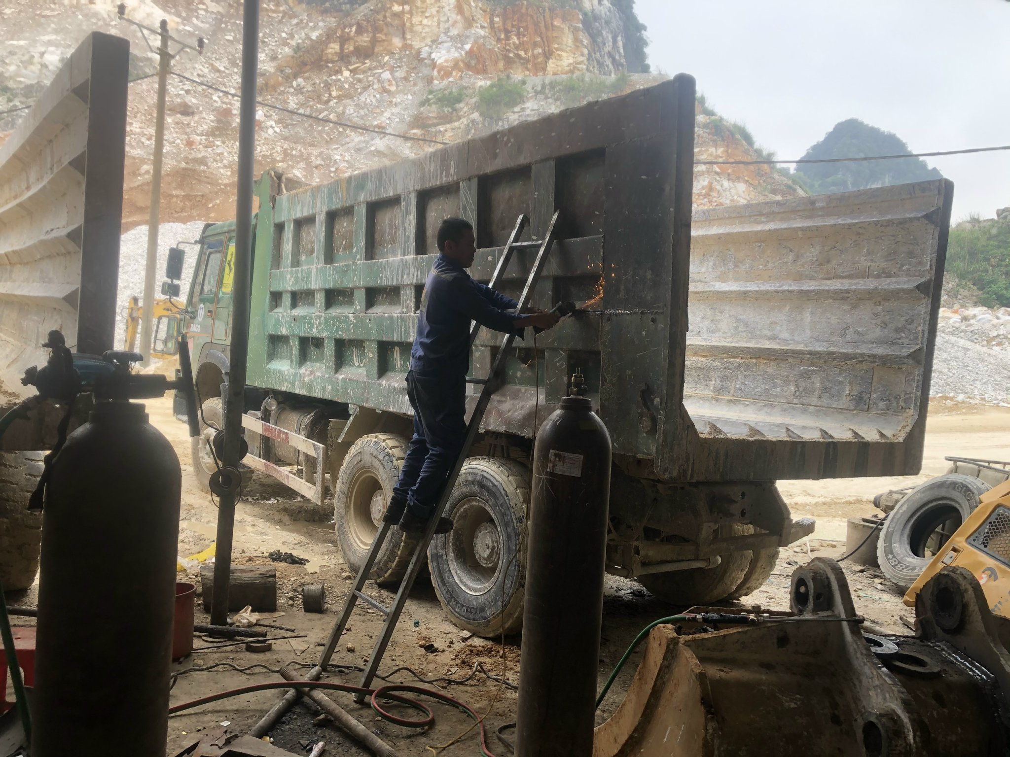 22 doanh nghiệp trên địa bàn huyện Quỳ Hợp đã tự giác cắt bỏ phần cơi nới thùng của 104 phương tiện
