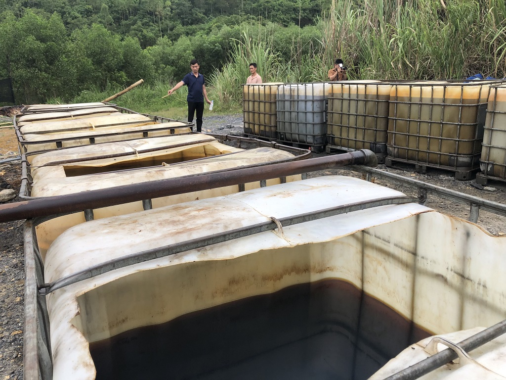 Dầu thải được Hồ Đình Cường mua gom tại các xưởng sửa chữa ô tô, mô tô trên địa bàn tỉnh Nghệ An và các tỉnh, thành lân cận