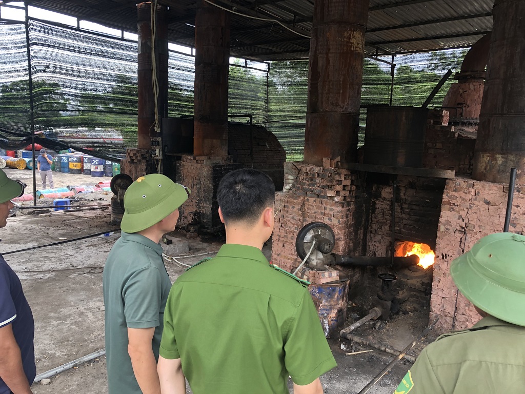 Số dầu thải sau khi mua về sẽ được nấu, chưng cất thành dầu thành phẩm