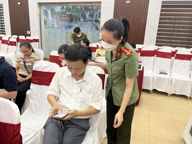 Cán bộ Phòng quản lý xuất, nhập cảnh hướng dẫn người dân đăng ký, đăng nhập, nộp hồ sơ đề nghị cấp hộ chiếu qua cổng dịch vụ công