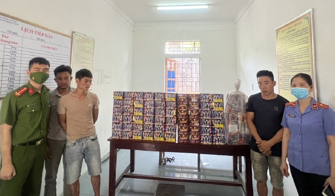 Thu giữ 145kg pháo hoa nổ ngụy trang trong các thùng hàng hải sản tươi sống