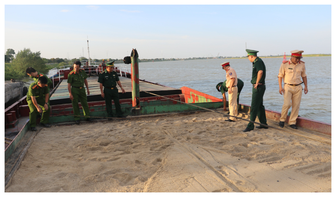 Bắt các vụ vận chuyển cát không rõ nguồn gốc
