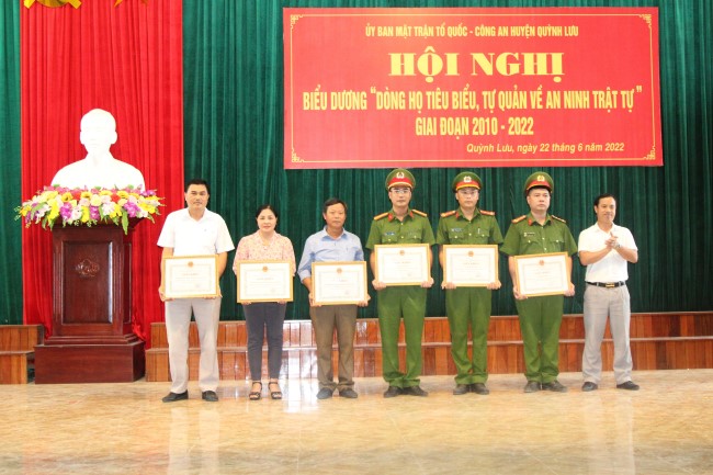 Tặng Giấy khen cho những tập thể có thành tích xuất sắc trong phong trào xây dựng mô hình “Dòng họ tiêu biểu, tự quản về an ninh trật tự” 