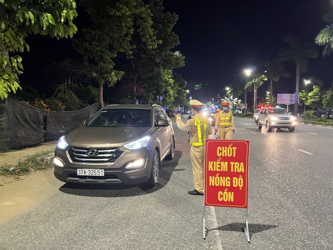 Lực lượng Cảnh sát giao thông Công an thành phố Vinh làm nhiệm vụ kiểm tra, xử lý vi phạm trên tuyến đường Lê nin