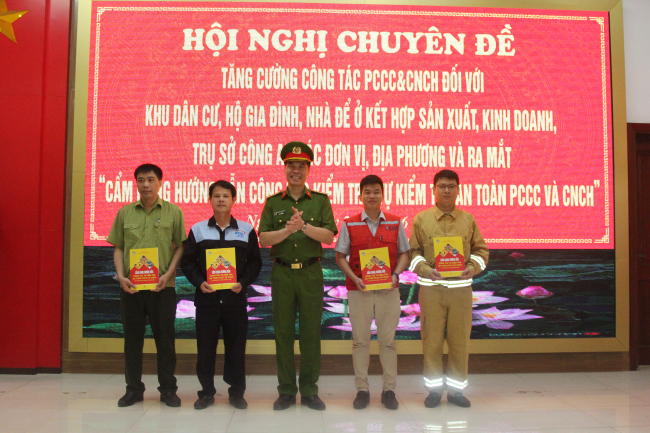 Trao cuốn Cẩm nang hướng dẫn công tác kiểm tra an toàn PCCC&CNCH cho một số đơn vị trong Công an tỉnh và các đội PCCC của công ty, doanh nghiệp trên địa bàn toàn tỉnh