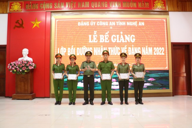 05 đồng chí đã được Ban Thường vụ Đảng ủy Công an tỉnh khen thưởng