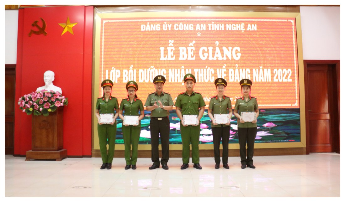 Bế giảng Lớp bồi dưỡng nhận thức về Đảng năm 2022