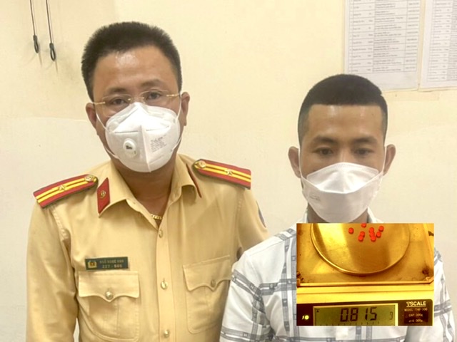 Người dân báo tin, Cảnh sát giao thông bắt đối tượng tàng trữ ma tuý